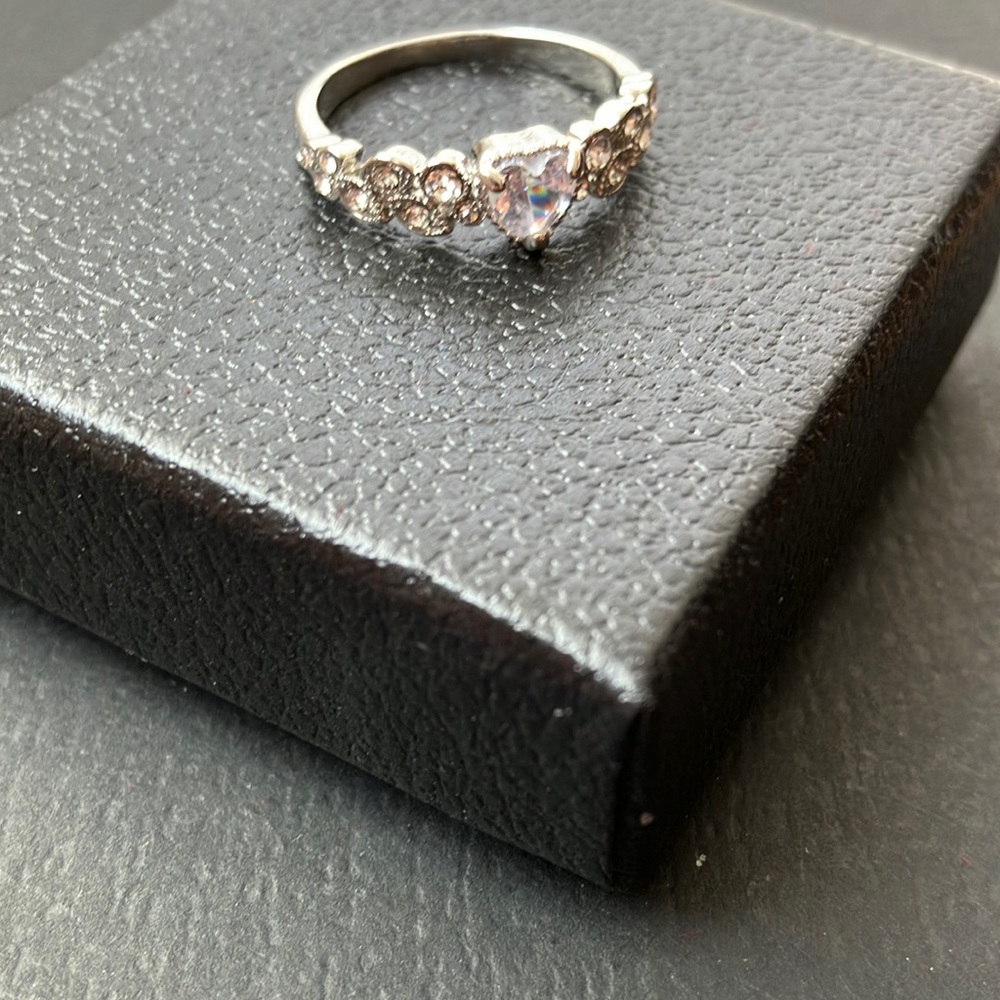 Women’s Heart Shaped Ring Size 8. - Picture 3 of 8